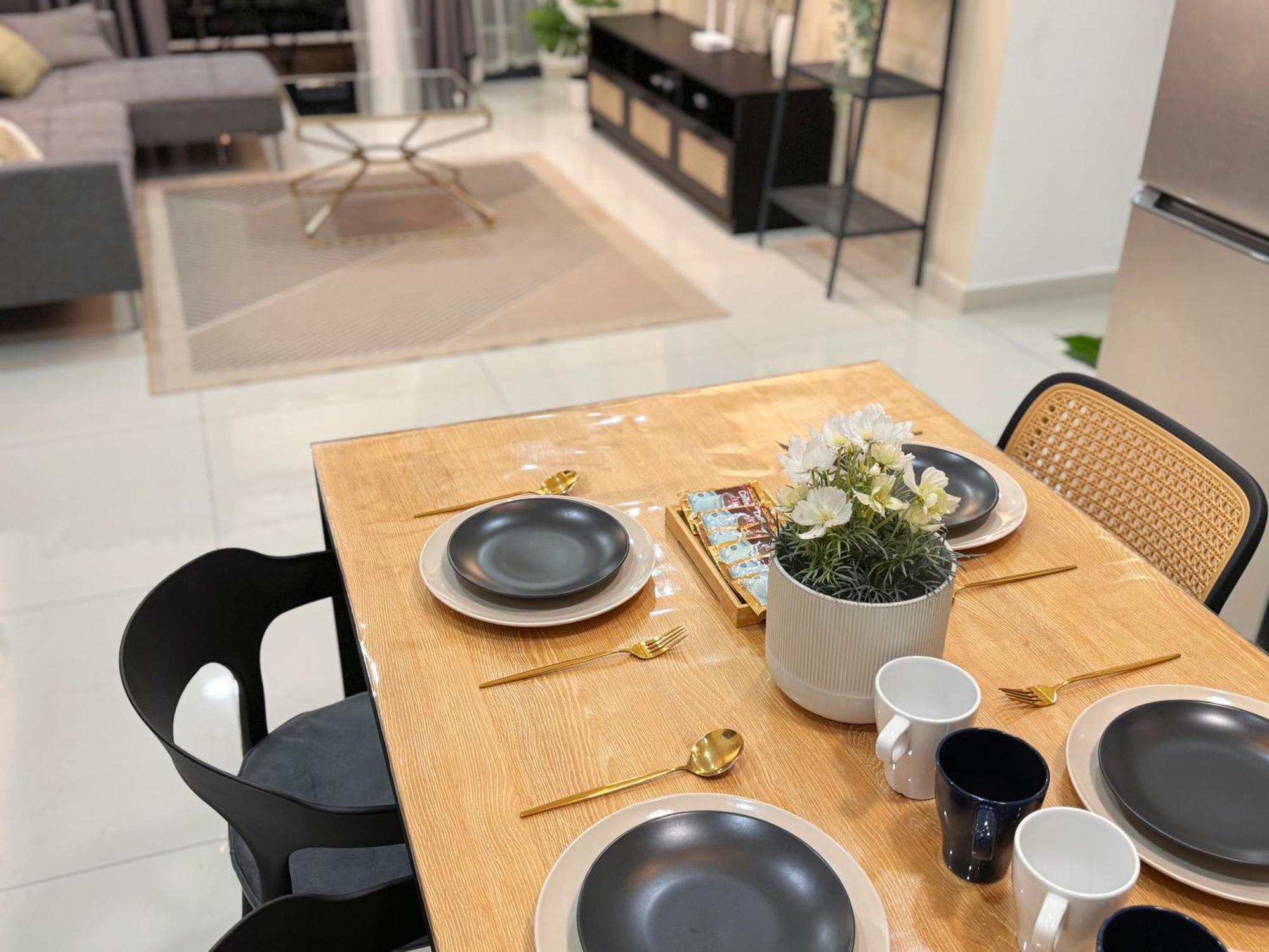 Apartment Wind Serenity At Country Garden Danga Bay With 2carparks Foc Netflix Access And Youtube Premium 3beds3bath For 6-13pax By Minshuku